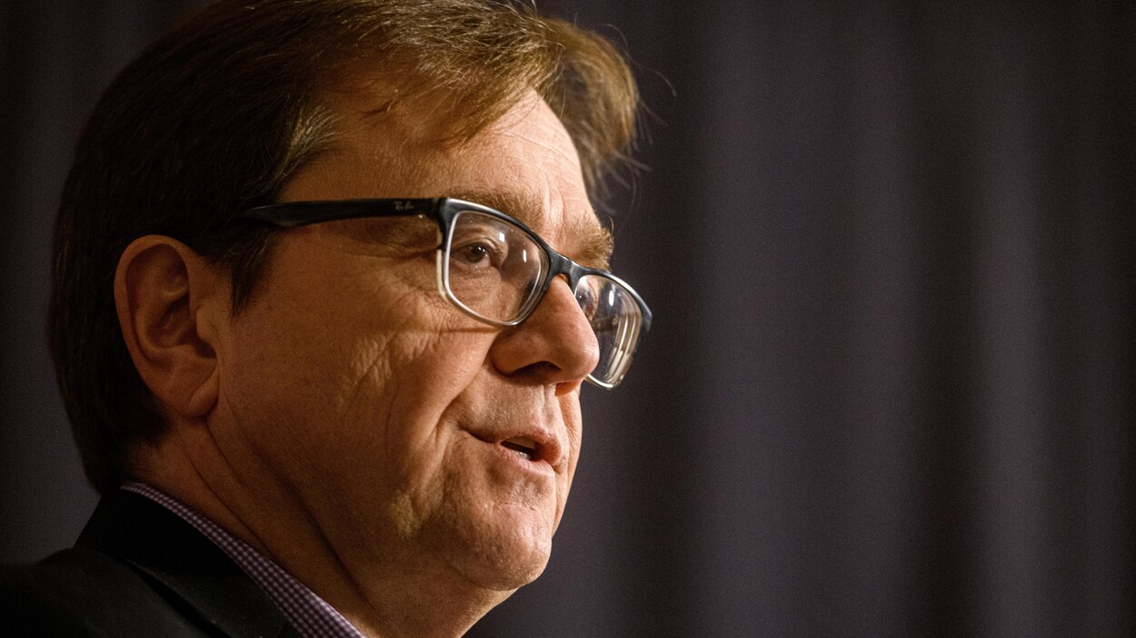 Jonathan Wilkinson lors d'une conférence de presse dans un hôtel de Winnipeg.