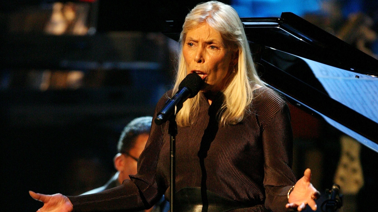 Joni Mitchell en prestation aux prix Grammy pour la première fois Le derniere heure