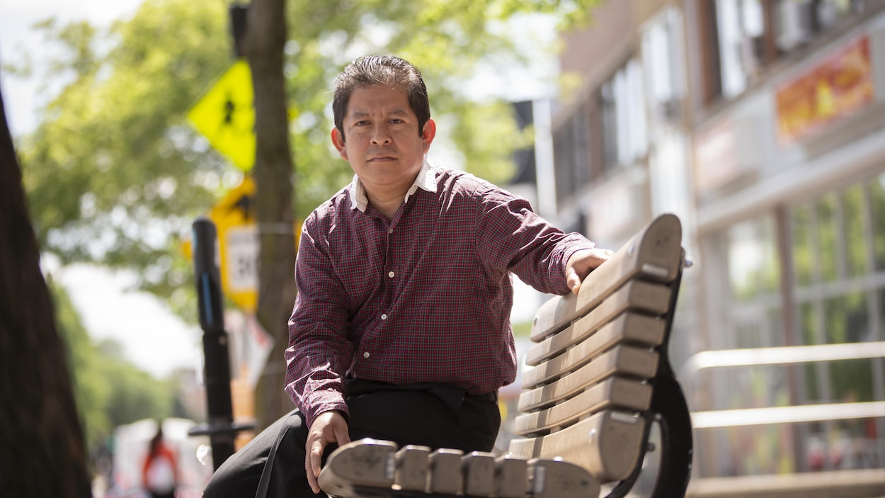 Joni Ismael Velazquez assis sur un banc public.