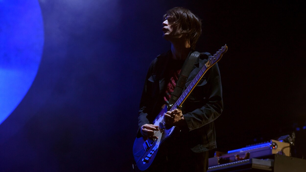 Le musicien Jonny Greenwood sur la scène du festival Coachella, en 2017 Le musicien Jonny Greenwood sur la scène du festival Coachella, en 2017