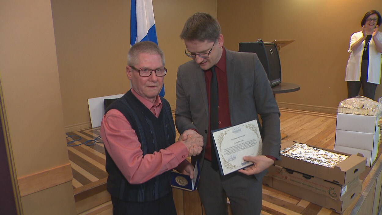 Roger Gagnon serre la main du député Sylvain Gaudreault.