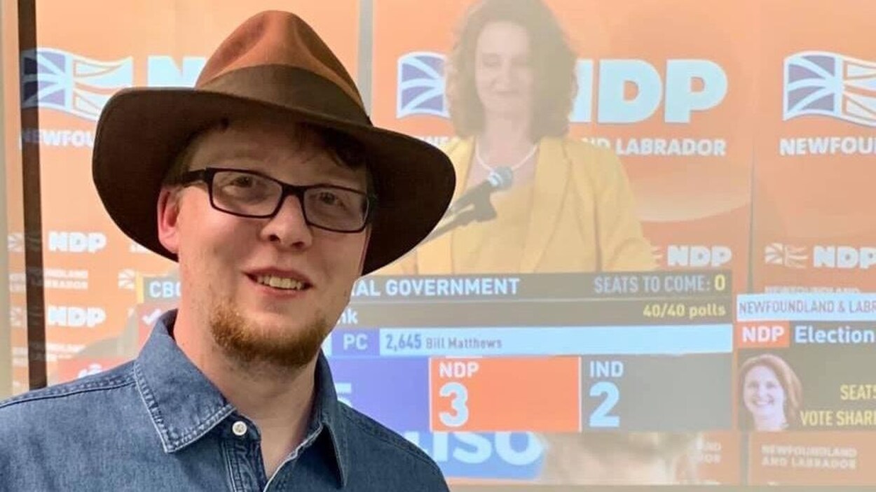 Jordan Brown devant un téléviseur qui diffuse la soirée électorale du 19 mai 2019, à Terre-Neuve-et-Labrador.