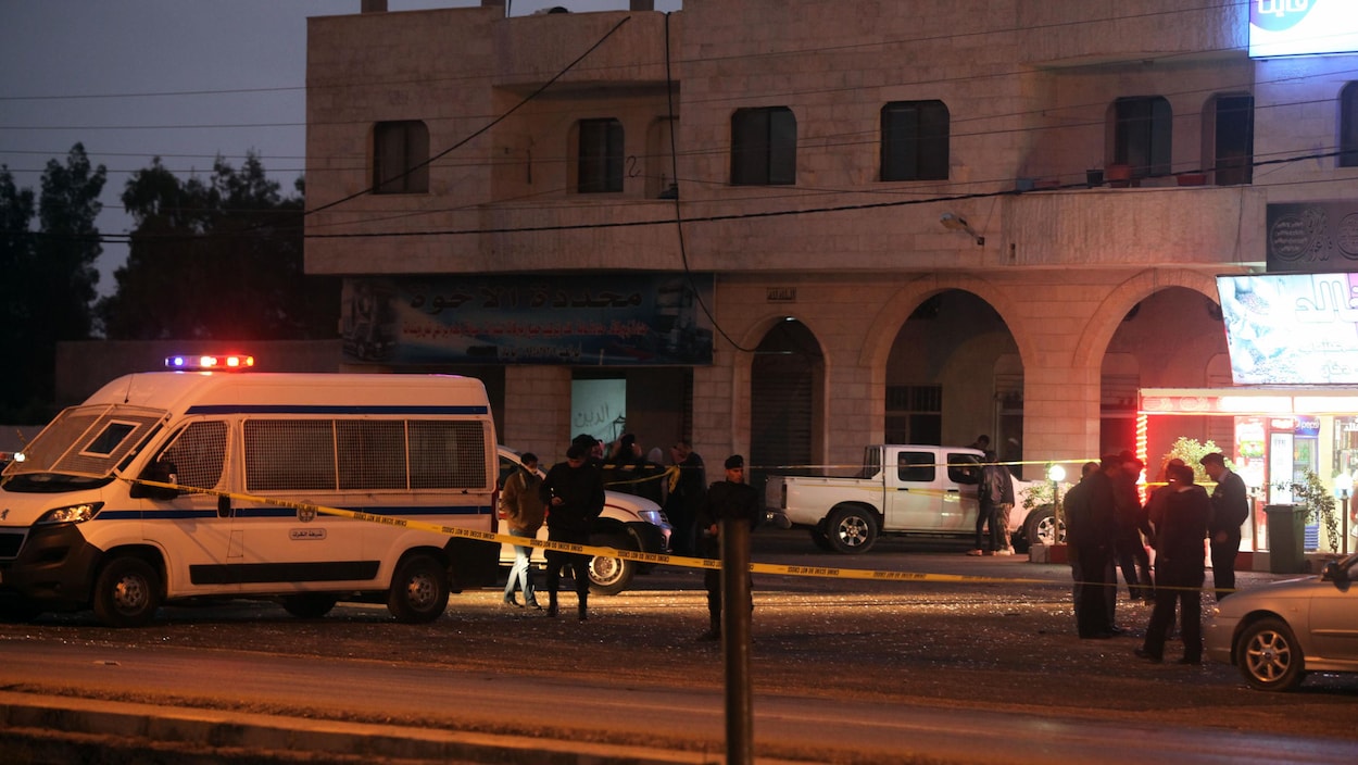 La police jordanienne inspecte la première scène d’une série d’attaques à Karak qui a coûté la vie à une Canadienne. La police jordanienne inspecte la première scène d’une série d’attaques à Karak qui a coûté la vie à une Canadienne.
