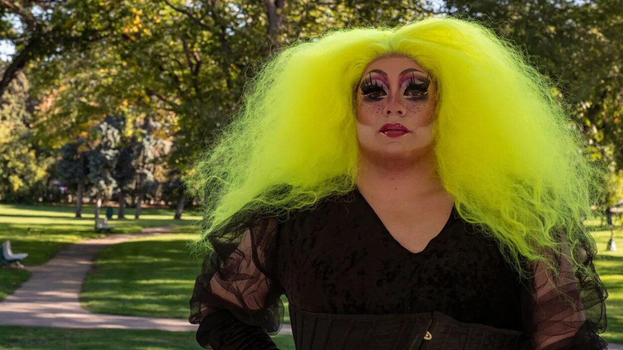 Jory McKay, alias Sad Sally, porte une perruque ébouriffée avec le visage très maquillé,