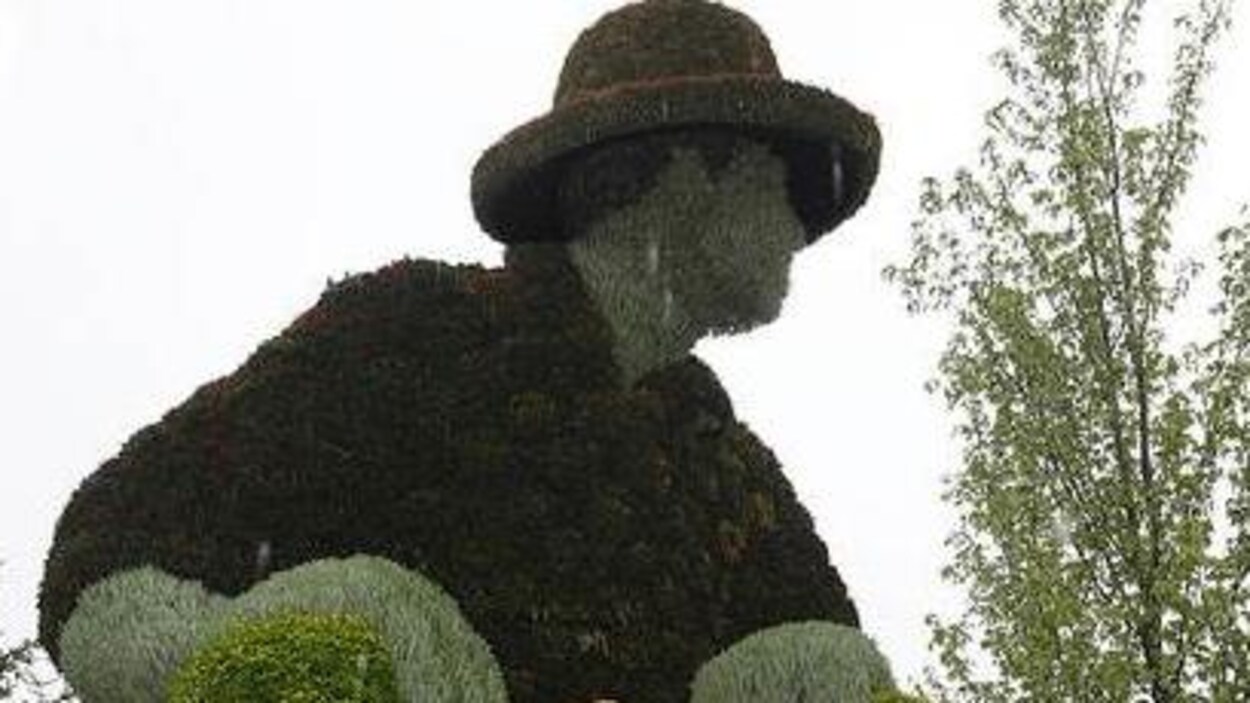 Une sculpture de Jos Montferrand faite de plantes.