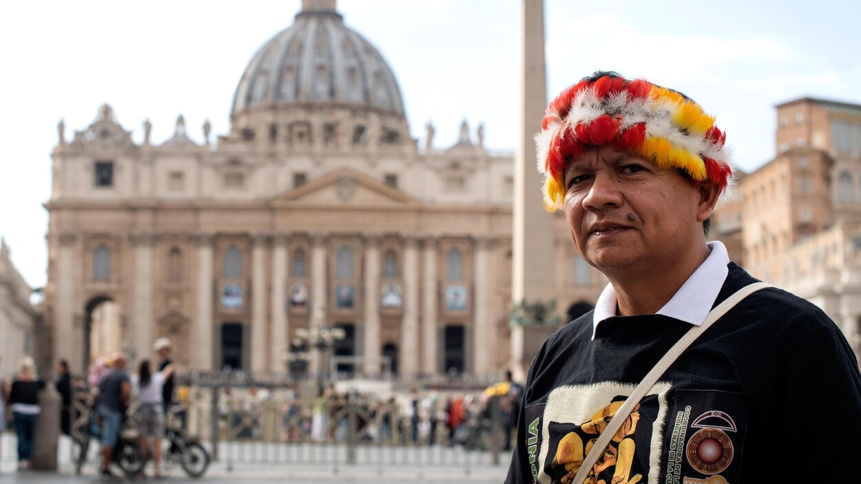 José Gregorio Mirabal pose sur la place Saint-Pierre, à Rome.