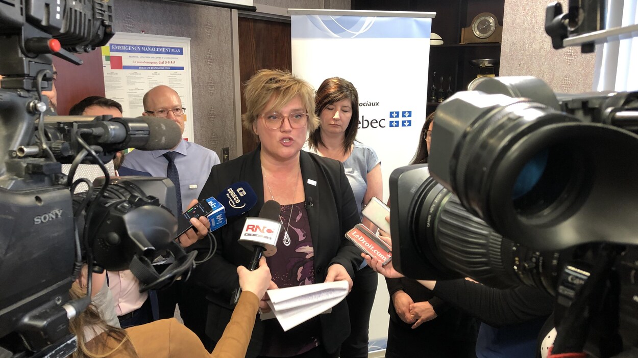 Josée Filion entourée de caméras lors d'un point de presse.