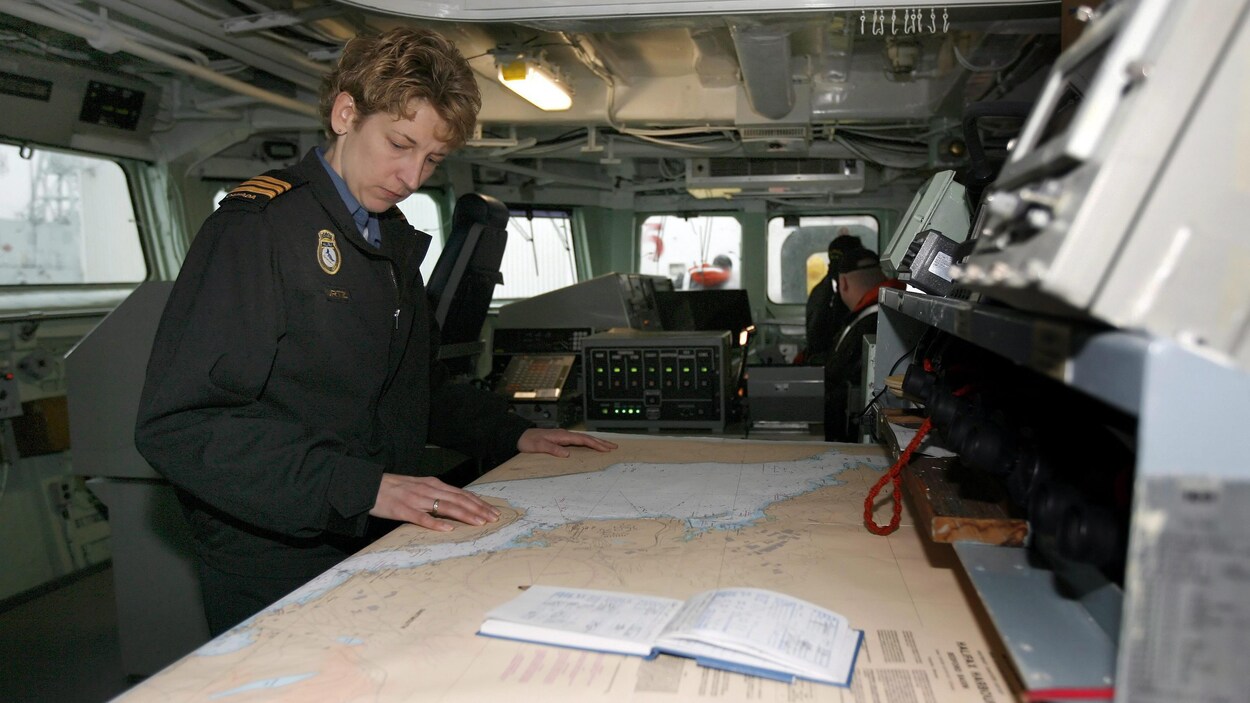 Josée Kurtz est la première femme à commander un navire de guerre canadien et première à être nommée commodore d'une force opérationnelle de l'OTAN. Elle observe une carte.