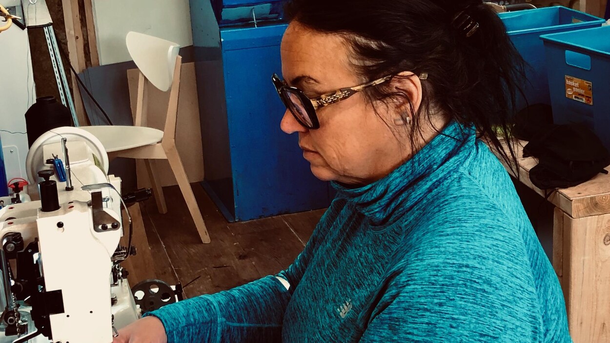 Josée Leblanc dans son atelier à Uashat (Sept-îles) ces jours-ci.