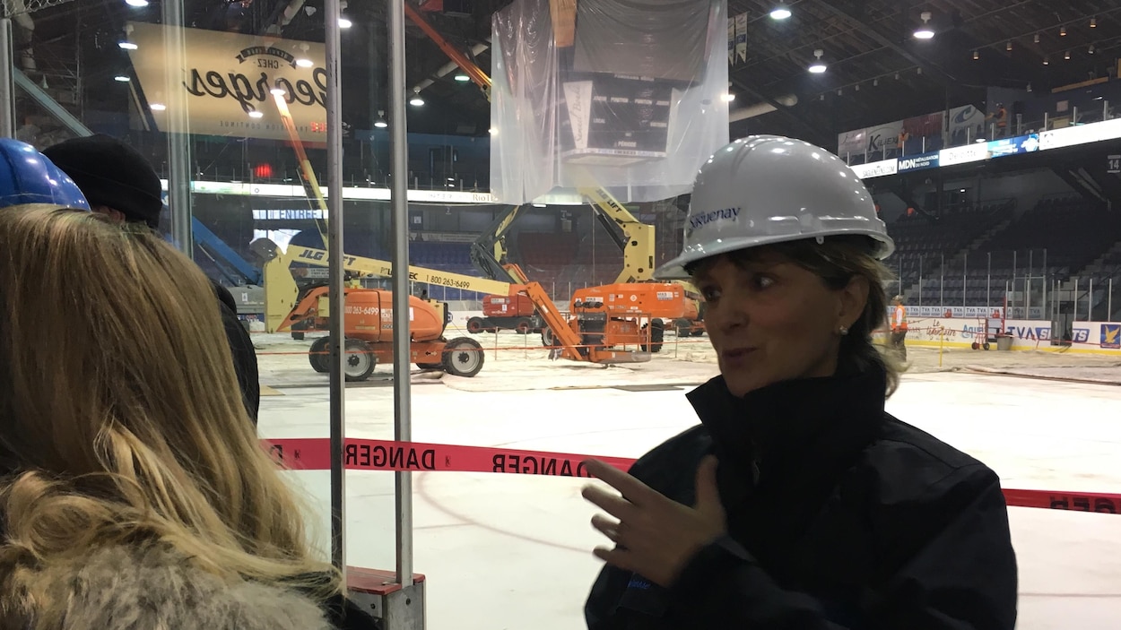 La mairesse de Saguenay, Josée Néron au centre Georges-Vézina durant une visite des médias le 12 mars 2018 La mairesse de Saguenay, Josée Néron au centre Georges-Vézina durant une visite des médias le 12 mars 2018