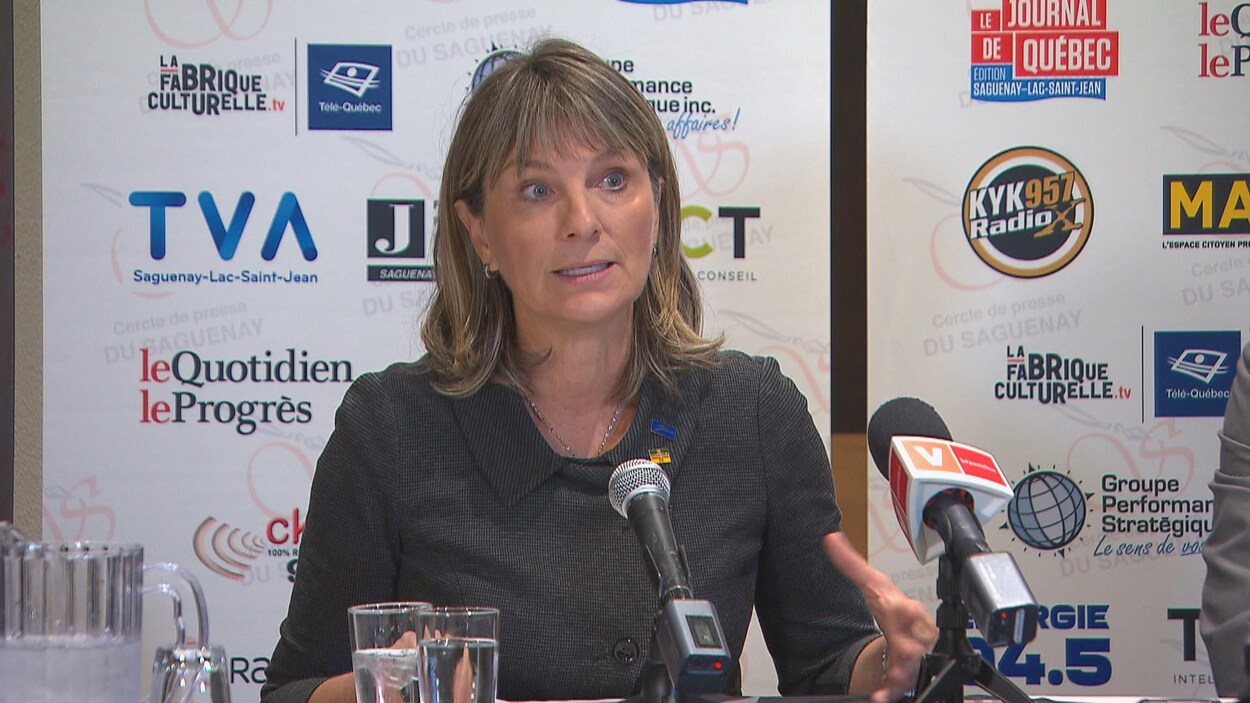 La mairesse Josée Néron derrière des micros