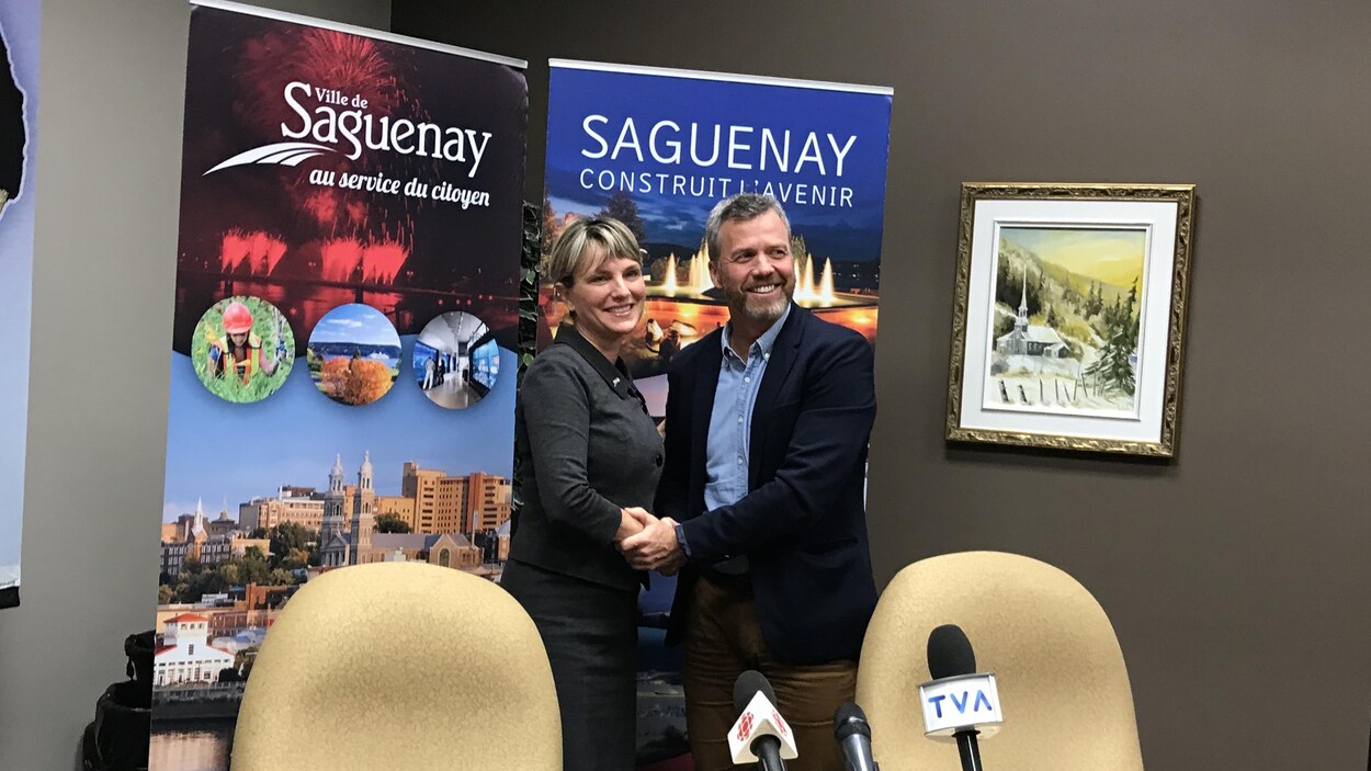 Josée Néron et Éric Larouche se serrent la main. Josée Néron et Éric Larouche se serrent la main.