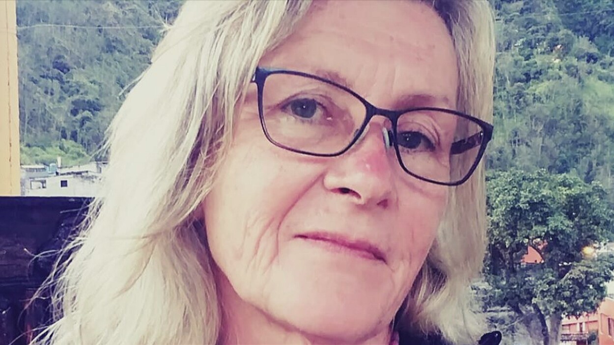 Josée Trudel regarde la caméra.