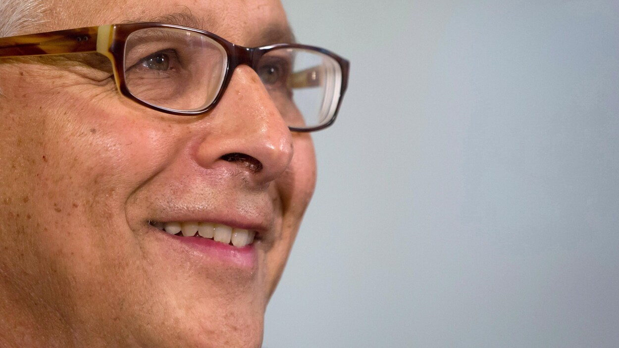 Gros plan du profil d'un homme blanc qui porte des lunettes avec une monture brune. Gros plan du profil d'un homme blanc qui porte des lunettes avec une monture brune.