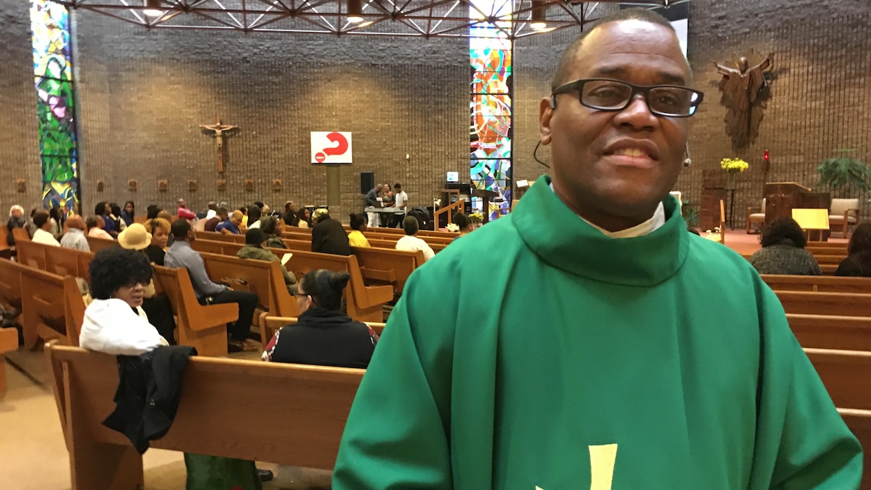 Le révérend Joseph Lin Eveillard dans une église à Ottawa.