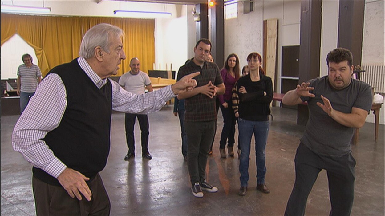 Des chanteurs sont en répétition.