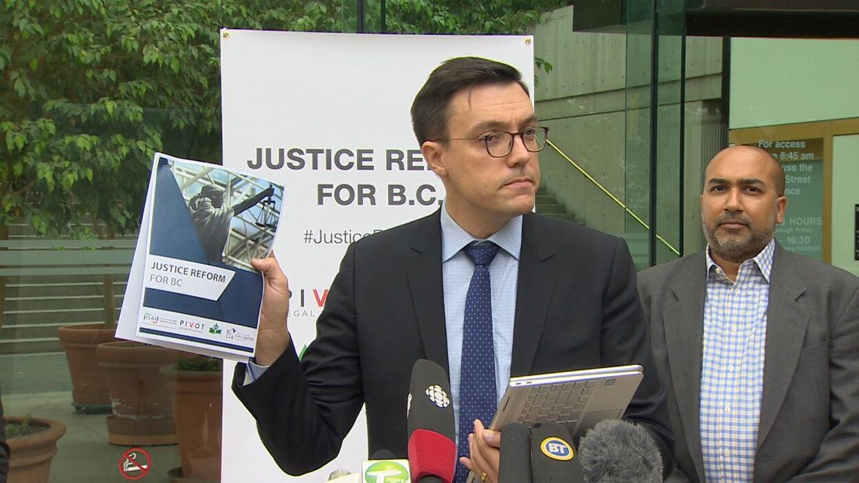 L'avocat Josh Paterson montre le document contenant les 10 recommandations lors d'une conférence de presse à Vancouver