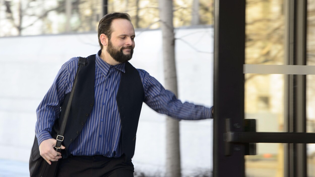 Joshua Boyle ouvre une porte.
