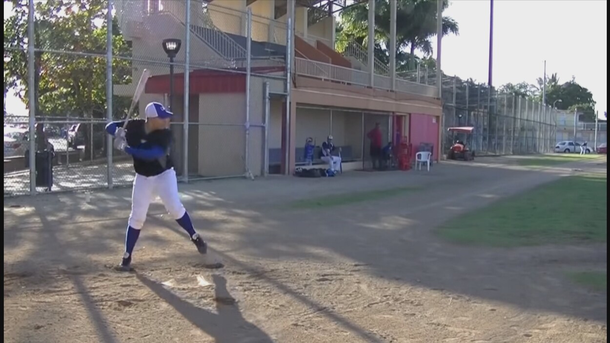 Un joueur de baseball s'apprête à frapper une balle.