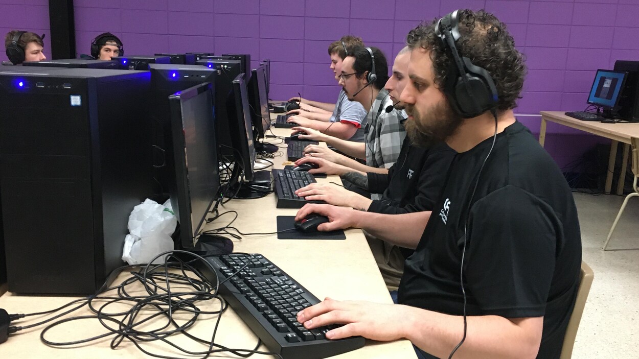 Des amateurs de jeux vidéo s'amusent en pianotant sur des claviers.