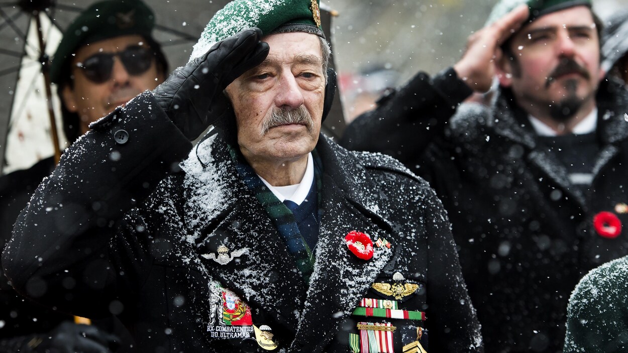 Un ancien combattant fait le salut militaire.
