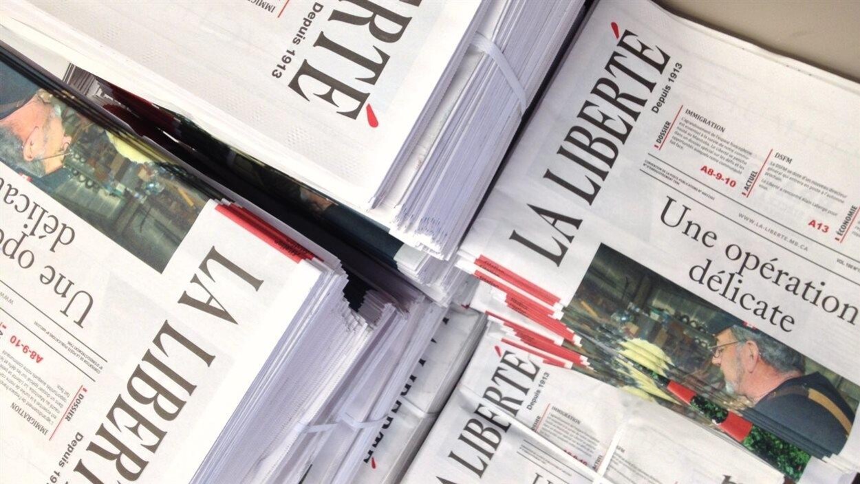 Plusieurs piles d'exemplaires du journal La Liberté.