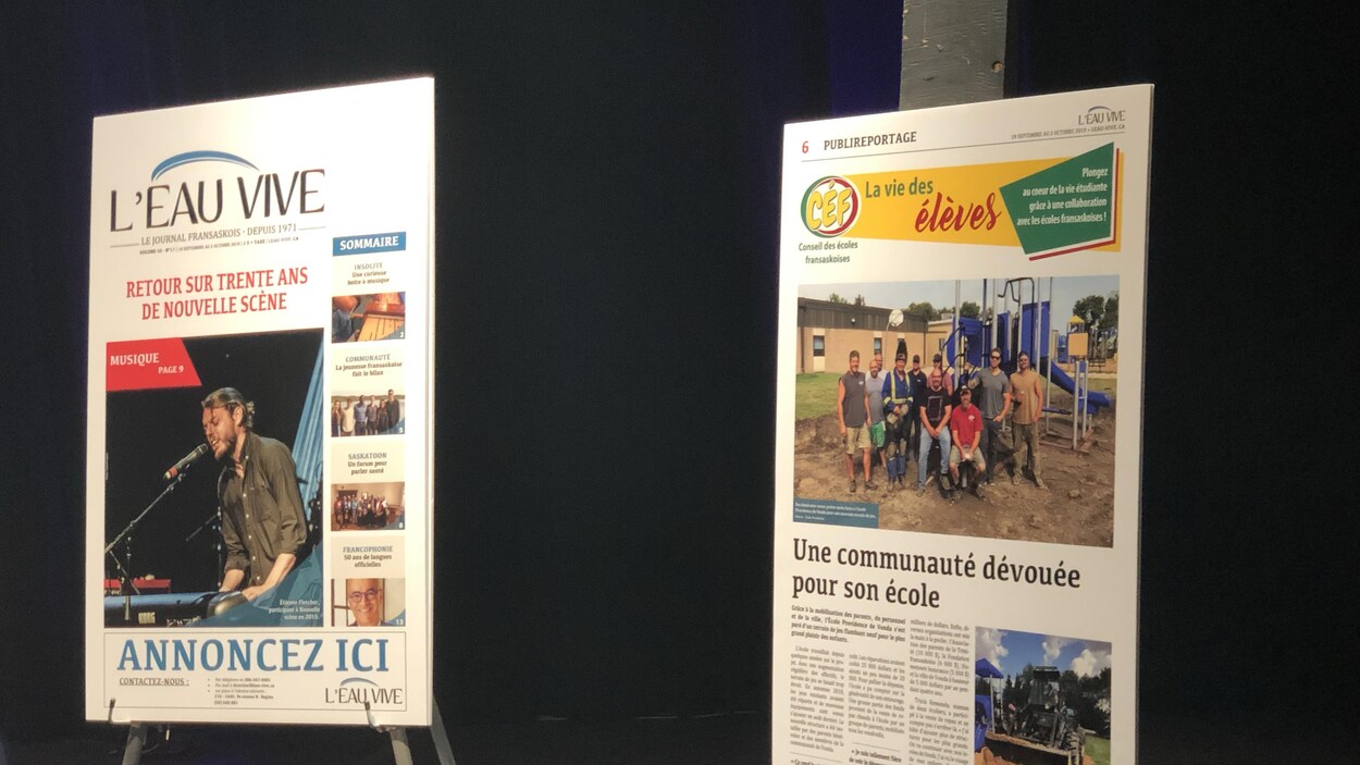 Vue de deux pages du journal imprimées en grand format et déposées sur des trépieds.