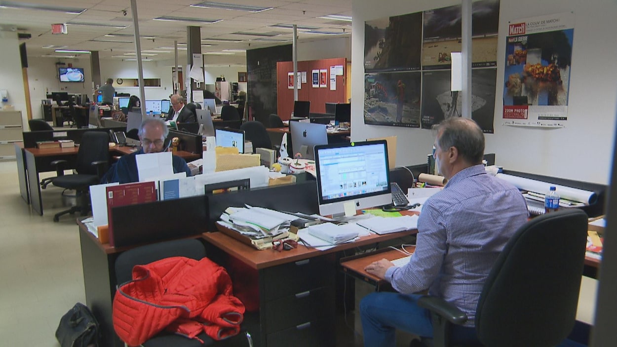 Des journalistes travaillent dans la salle des nouvelles du journal Le Quotidien.