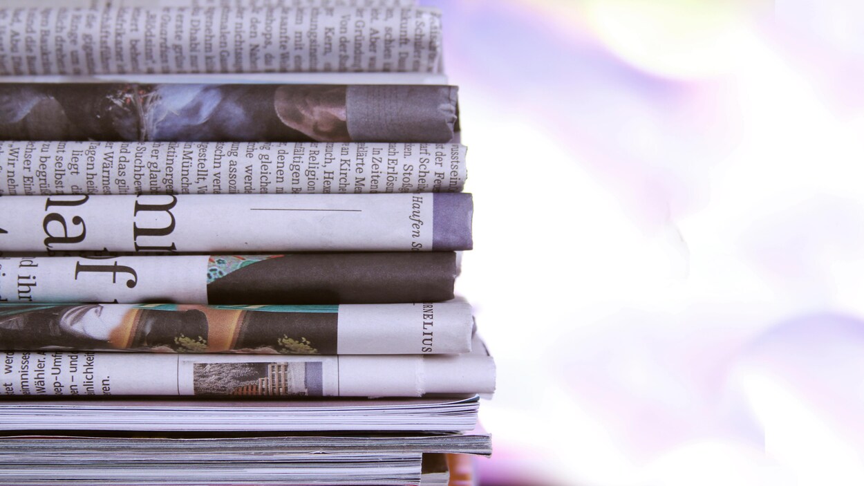 Une pile de journaux.