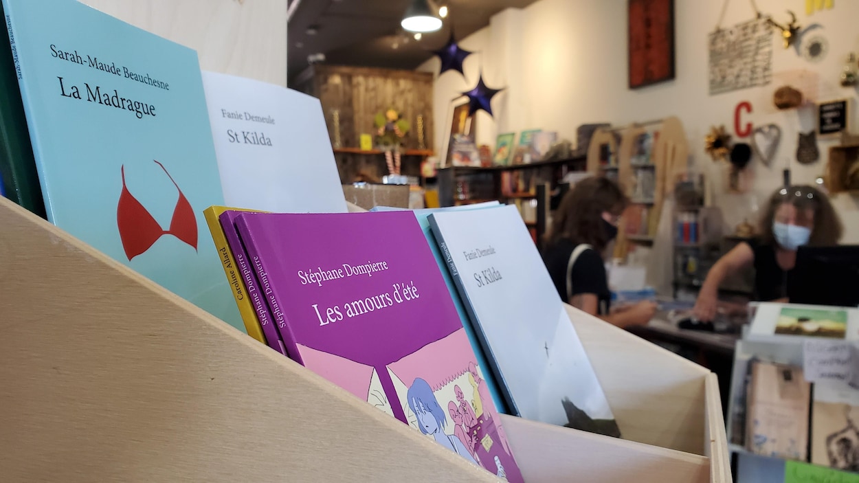 Un présentoir avec quelques livres québécois dans une librairie.