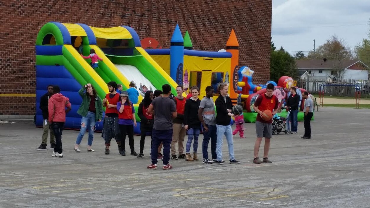 Des gens devant un jeu gonflable à l'aréna Campeau à Gatineau. Des gens devant un jeu gonflable à l'aréna Campeau à Gatineau.