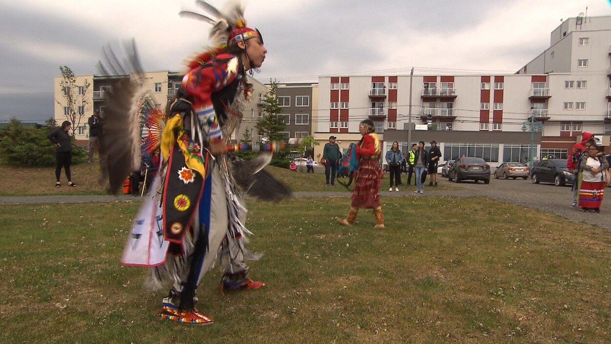 Un danseur traditionnel exécute une danse devant le public.