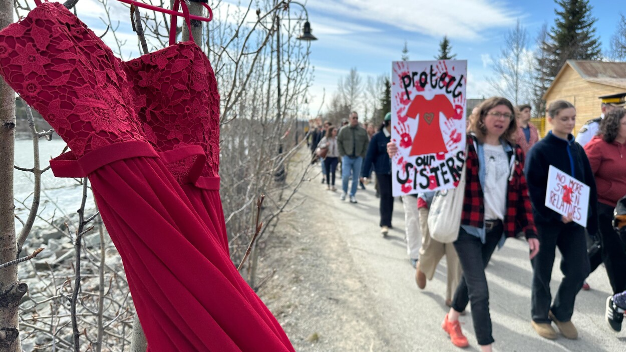 Des centaines de personnes réunies pour la Journée de la robe rouge