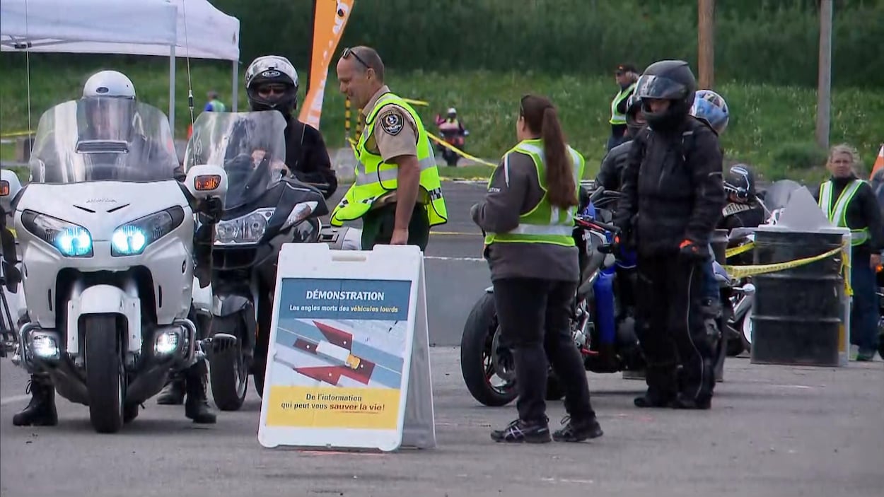 Des motocyclistes et des moniteurs lors d’une démonstration portant sur les angles morts des véhicules lourds.