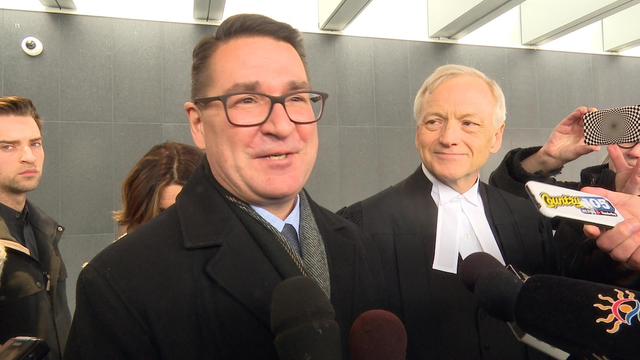 J.P. Levesque et son avocat Brian Gover.