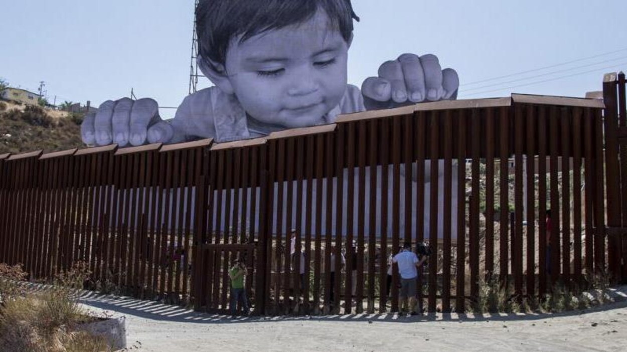 L'enfant a les mains sur le mur.