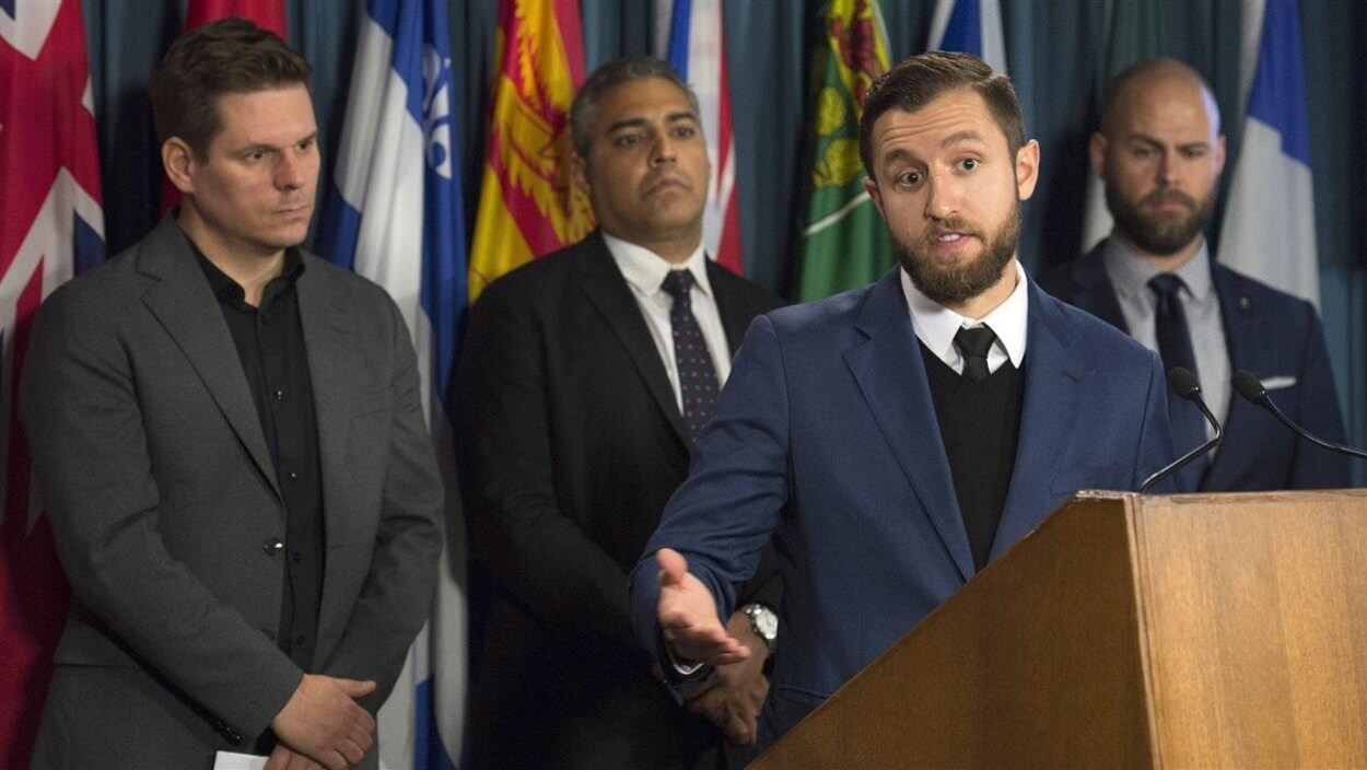 Le journaliste de La Presse Patrick Lagacé, le journaliste Mohamed Fahmy, le directeur de l’Association des journalistes pour la liberté d’expression, Tom Henheffer, et le journaliste de Vice News Ben Makuch, au micro