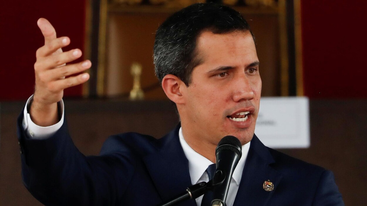 Juan Guaido parle dans un micro.