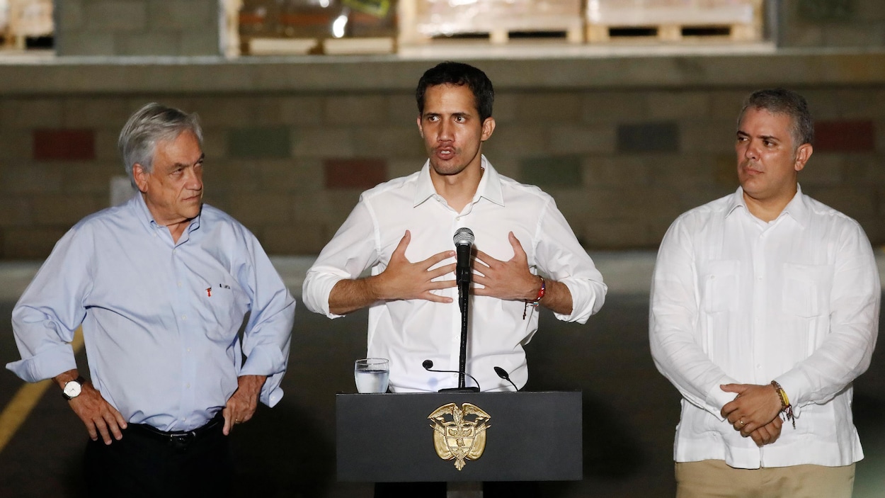 Juan Guaido parle au micro.