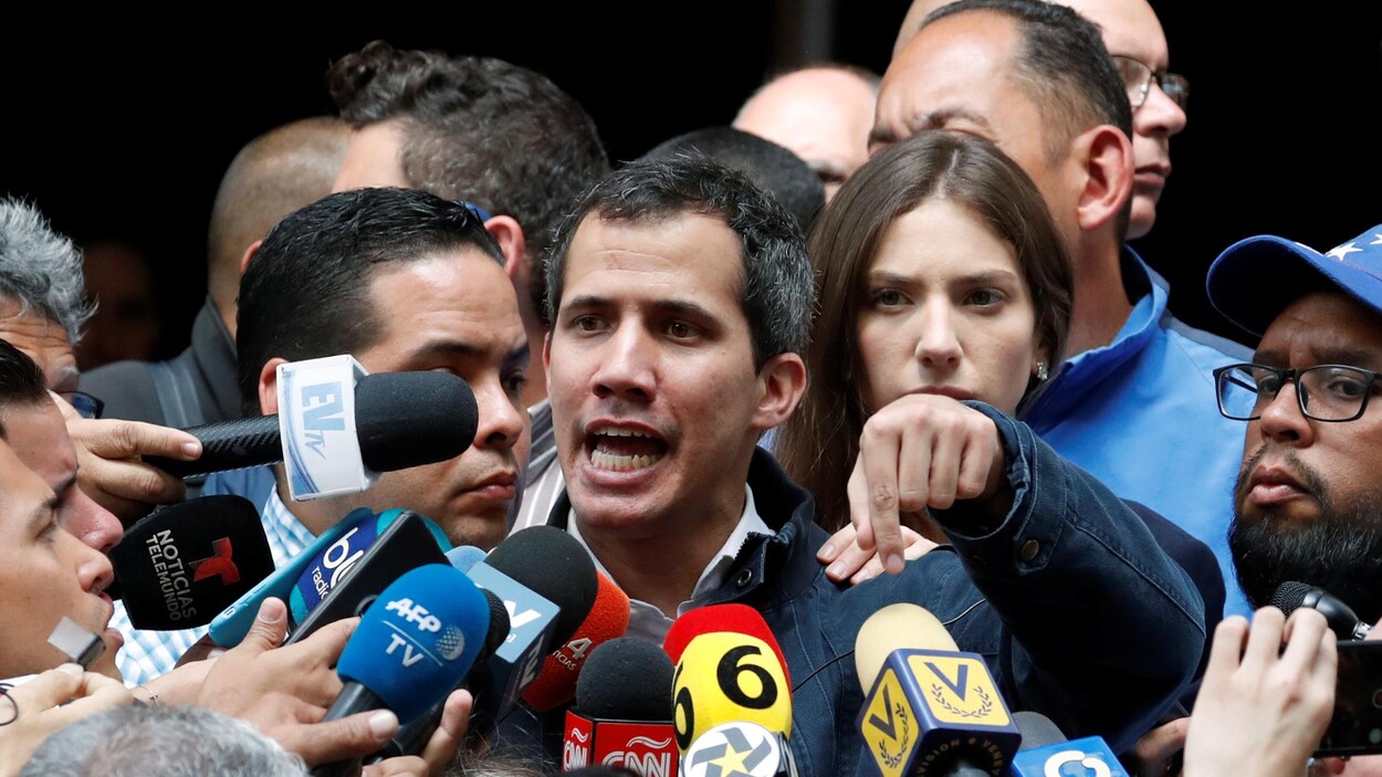 Le président autoproclamé du Venezuela, Juan Guaido, s'adresse aux médias.