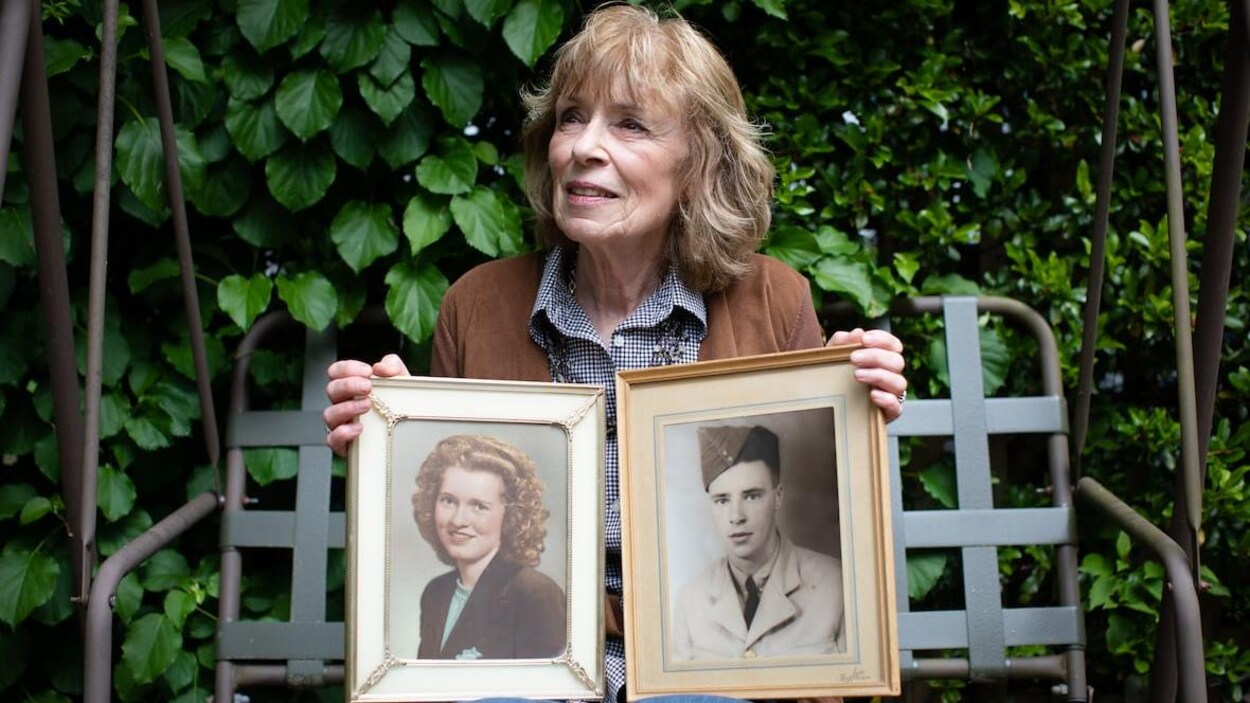 Sharon Robinson montre des photos de Juanita et Howard Robinson lorsqu'ils étaient jeunes.