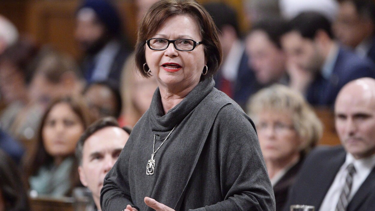 Judy Foote, ministre fédérale des Services publics et de l'Approvisionnement Judy Foote, ministre fédérale des Services publics et de l'Approvisionnement