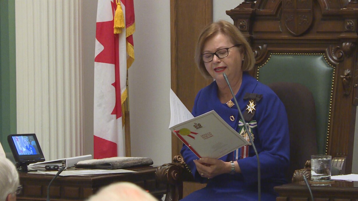 Portrait de la lieutenante-gouverneure, Judy Foote, pendant qu'elle lit le discours du Trône à l'Assemblée législative.