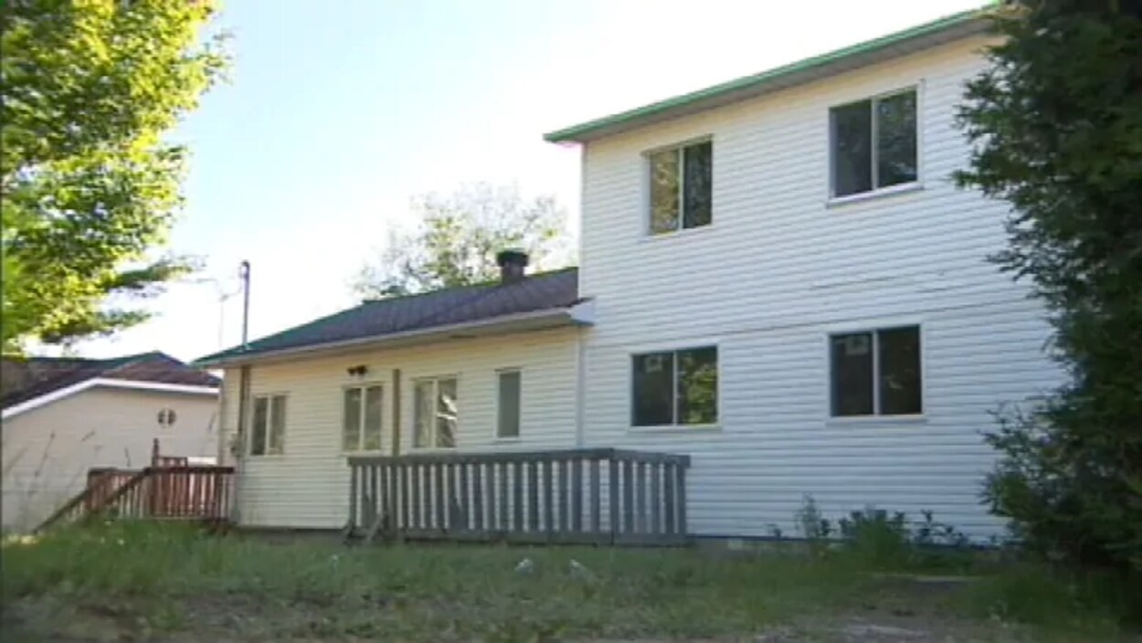 Une grande maison blanche, un peu semblable à toutes les autres.