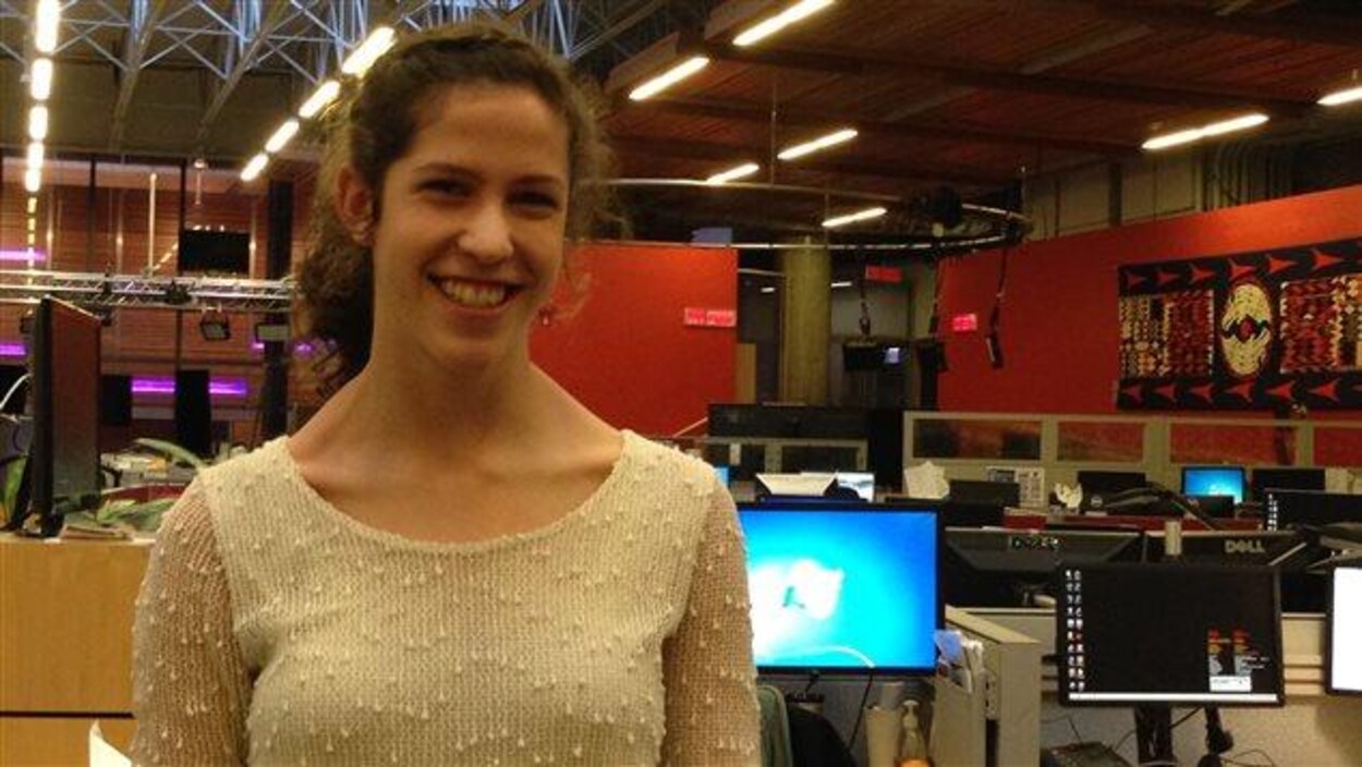 Une élève souligne l'importance du bilinguisme devant le ...