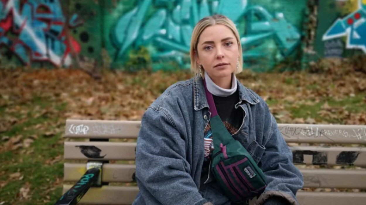 Une femme assise sur un banc.