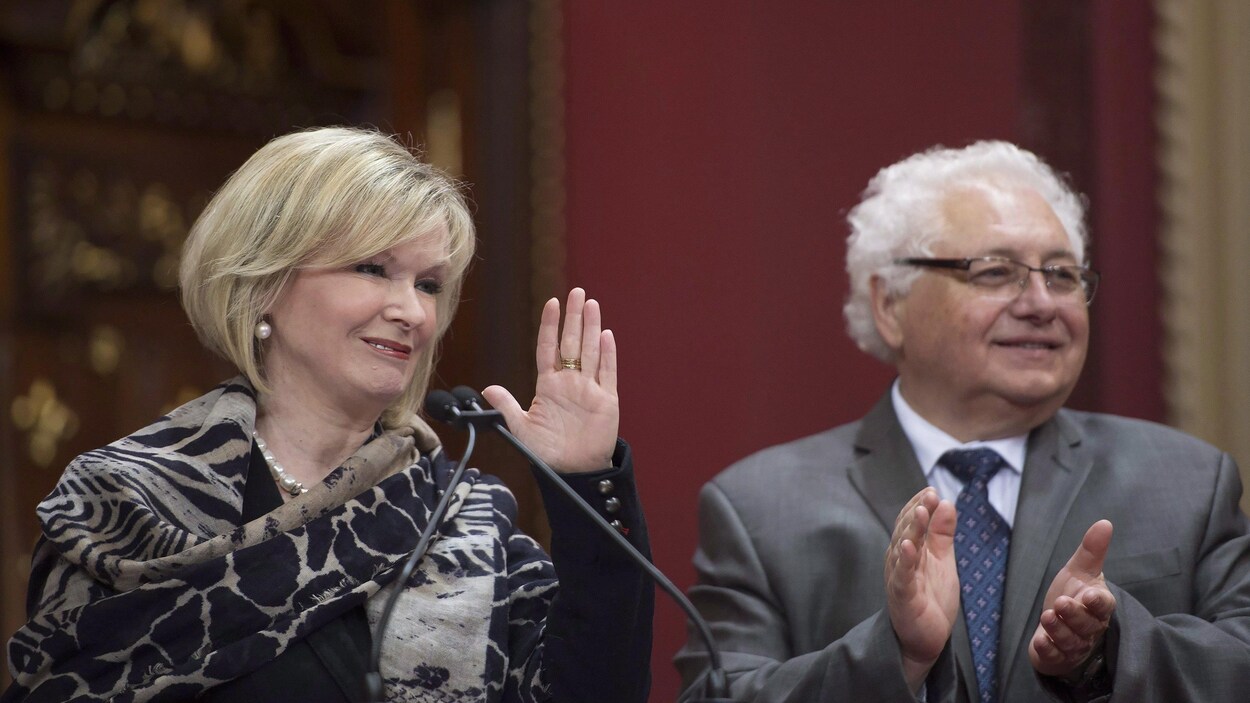 La ministre du Tourisme, Julie Boulet, est assermentée le 28 janvier 2016. Le secrétaire général du gouvernement du Québec, Juan Roberto Iglesias, applaudit à droite. La ministre du Tourisme, Julie Boulet, est assermentée le 28 janvier 2016. Le secrétaire général du gouvernement du Québec, Juan Roberto Iglesias, applaudit à droite.