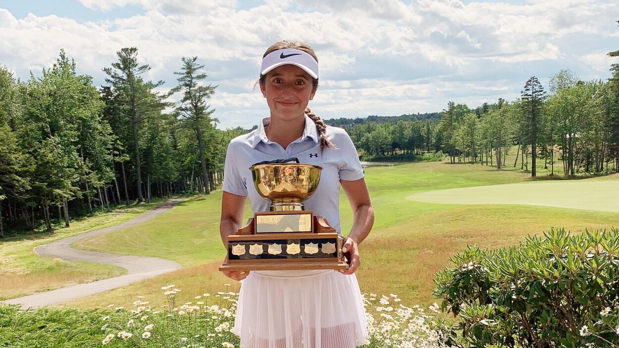 Julie pose fièrement avec son trophée.
