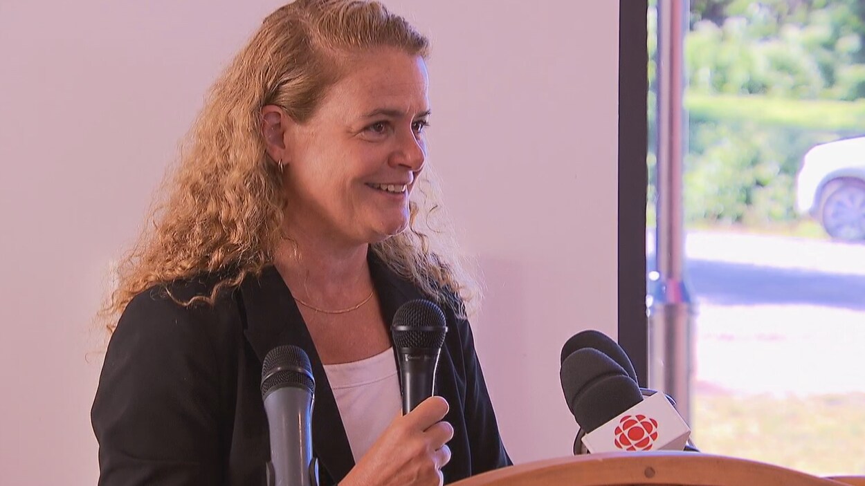 Julie Payette fait un discours. Julie Payette fait un discours.