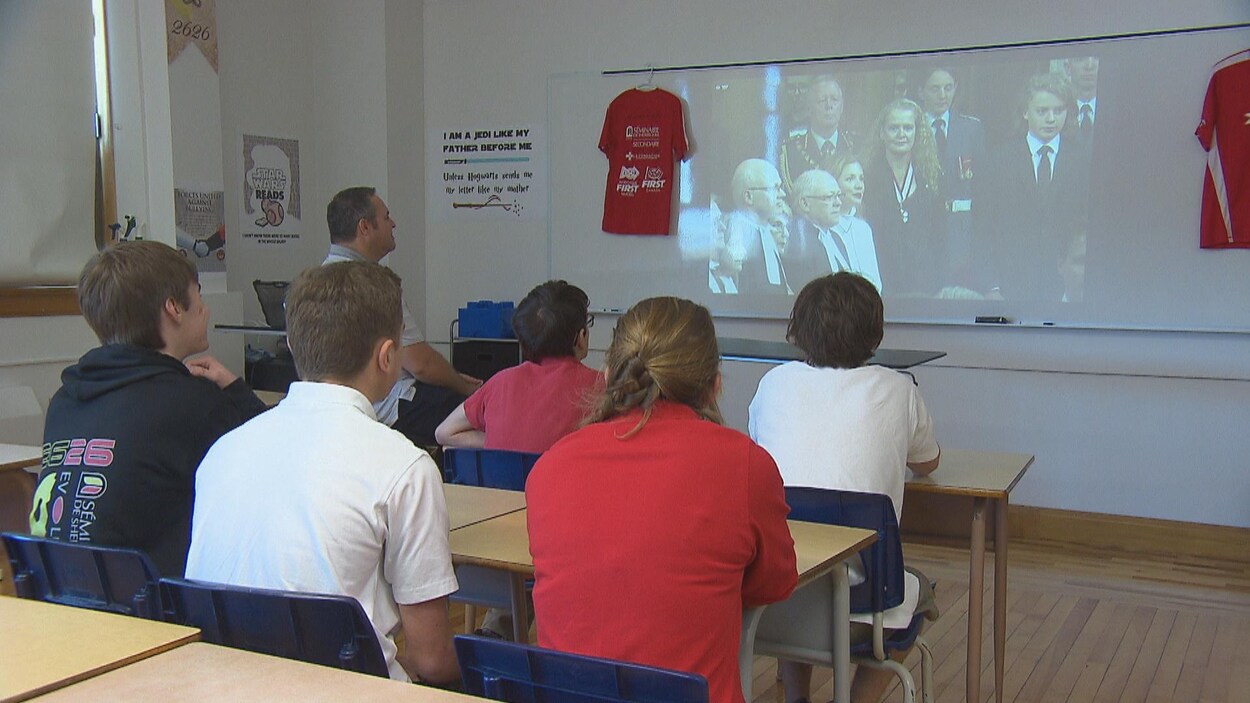 Quelques jeunes inscrits au programme de robotique du Séminaire de Sherbrooke ont regardé l'assermentation de Julie Payette.